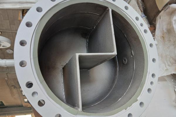 Interno scambiatore sabbiato con baffle in acciaio, pronto per rivestimento anticorrosione Belzona 1341.