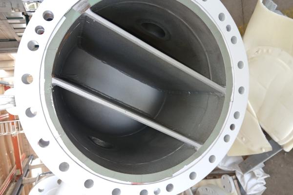 Superficie interna scambiatore con doppio baffle, preparata per coating epossidico Belzona 1341