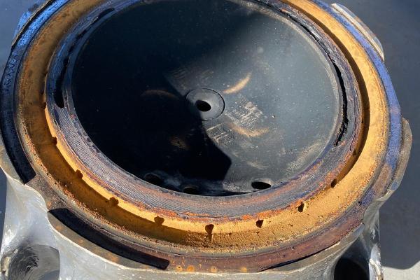 Il cylinder head mostrava corrosione e pitting sul piano di tenuta, compromettendo la funzionalità e la tenuta del motore.