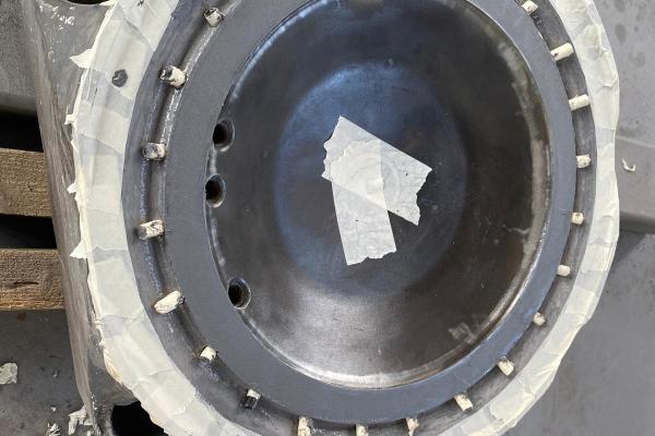 Applicazione di Belzona 1111 e 1511 per ripristinare le geometrie originali senza saldatura, eliminando il pitting e recuperando il piano di tenuta.