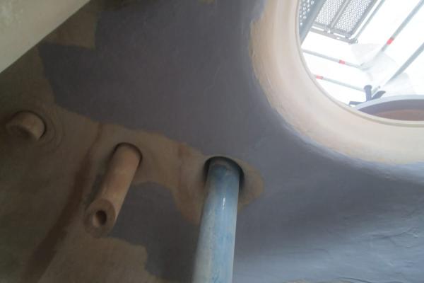 Stesura del rivestimento protettivo Belzona all’interno del reattore per incrementare la resistenza chimica e prevenire la corrosione.