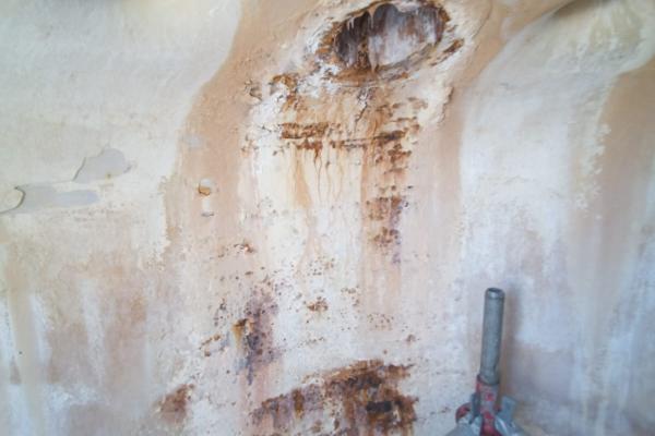 Condizione originale del reattore con corrosione attiva e degrado superficiale prima dell’intervento di ricostruzione Belzona.