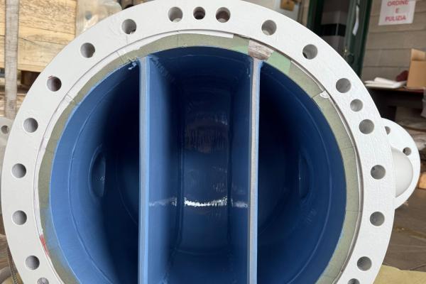 Interno rivestito con Belzona 1341, finitura liscia e protettiva contro corrosione ed erosione.