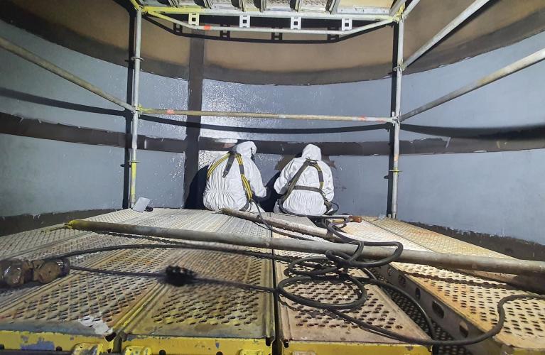 Team BS Italia applica Belzona su serbatoio industriale